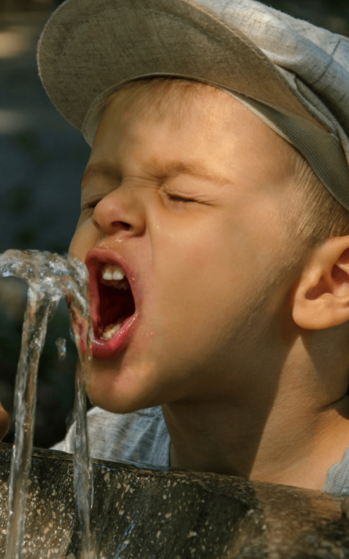 Jak nauczyć dziecko pić wodę?
