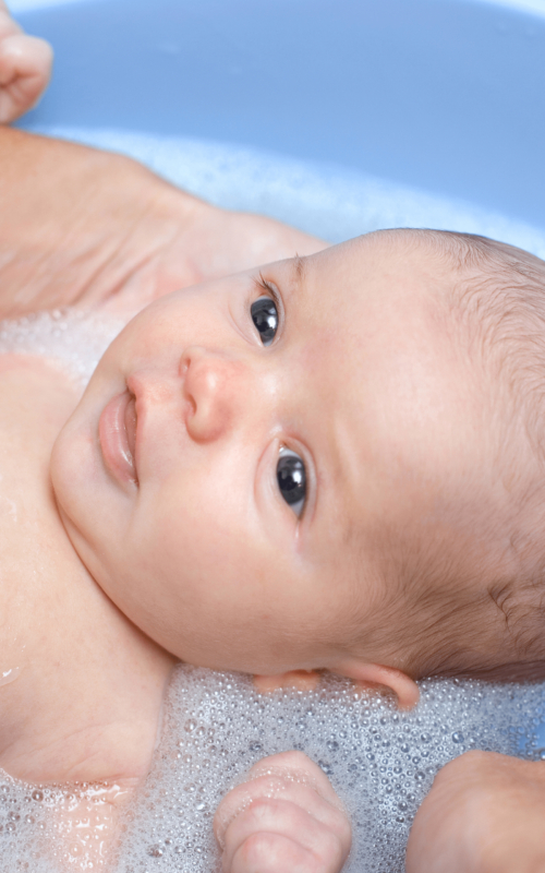 Jak i kiedy wykonać pierwszą kąpiel noworodka?